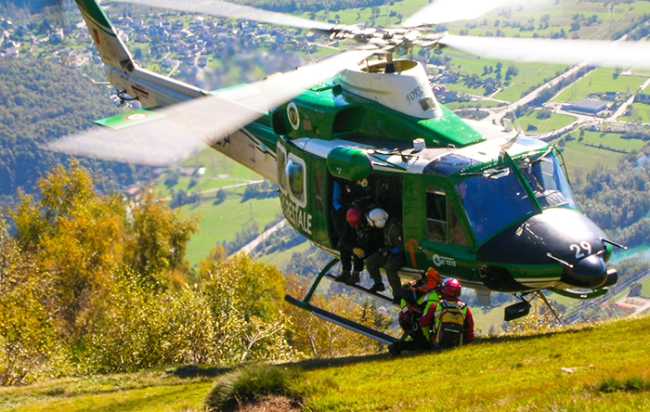 700.soccorso alpino elicottero a terra