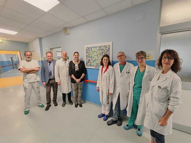 Sandra Drago regala un quadro a chirurgia