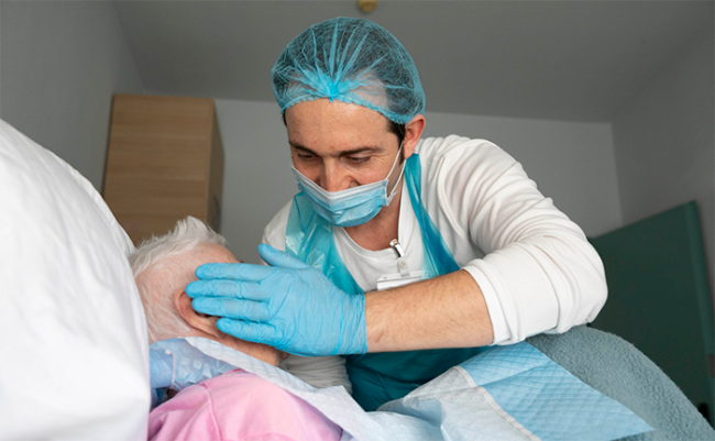 anziano infermiera covid casa riposo