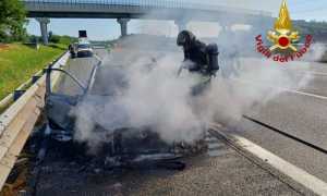 auto in fiamme autostrada