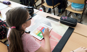 bambina banco scuola