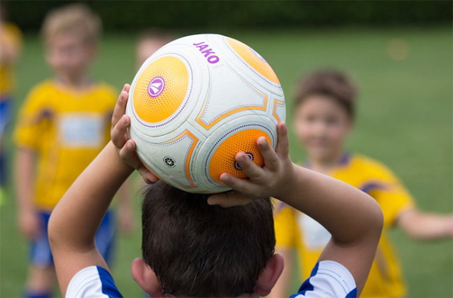 bambini palla rimessa