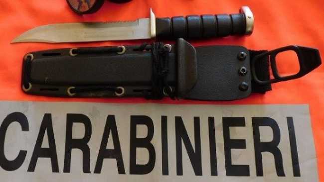 coltello e stupefacente sequestrato cc Borgosesia