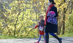 covid mamma bambina passeggiata