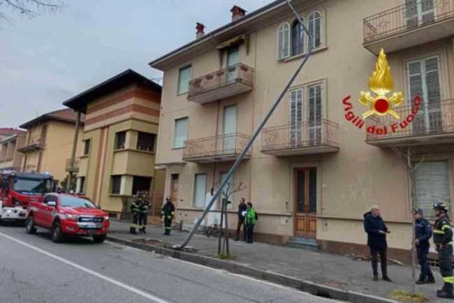 gattinara incidente stradale auto contro palo
