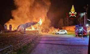 incendio cascina lenta