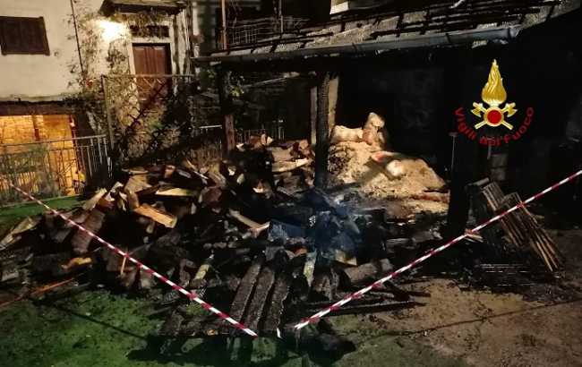 incendio legnaia rossa