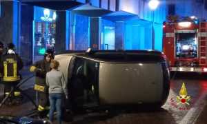 incidente borgosesia auto ribaltata