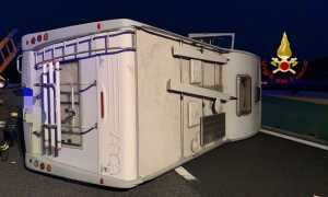 incidente camper si ribalta