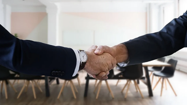 mani orologio stretta