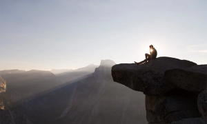 momntagna sole uomo sporgersi