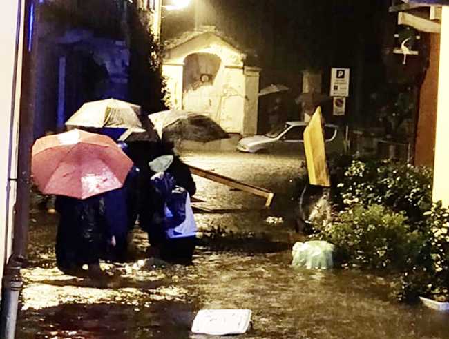 ombrelli pioggia alluvione persone