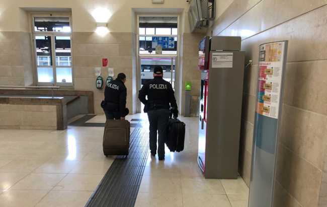 polizia valigie stazione