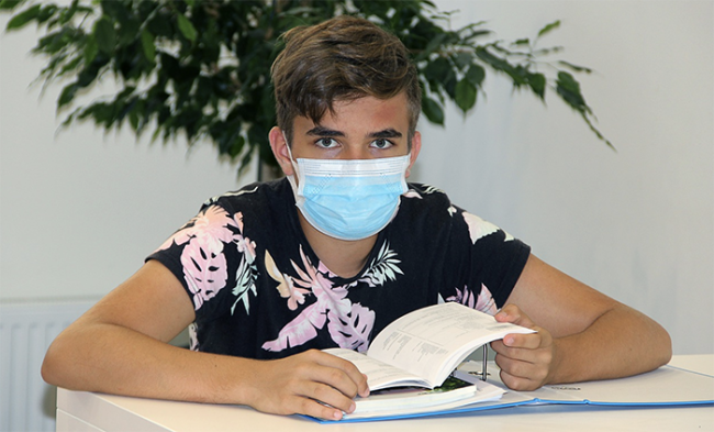 scuola alunno banco studio