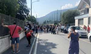 scuola attesa genitori esterno elelmntari covid kennedy