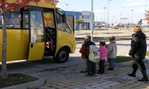 scuolabus bambini coda