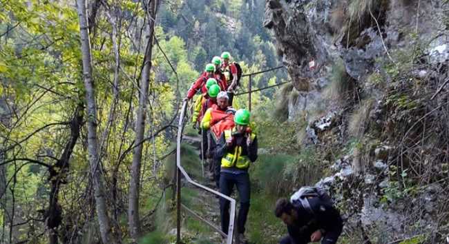 soccorso alpino discesa uomini fila barella