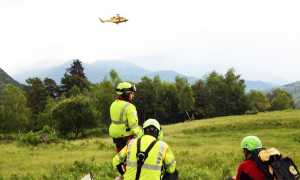 soccorso elicottero in volo uomini terra