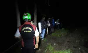 soccorso notte uomini fila bosco