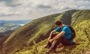 uomo montagna solitudine panorama