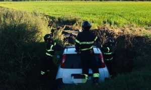 vigili del fuoco auto fuori strada