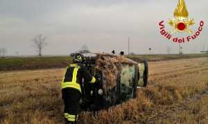 vigili del fuoco auto ribaltata desana