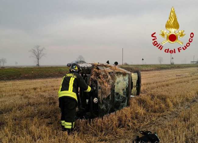vigili del fuoco auto ribaltata desana