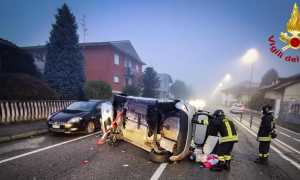 vigili del fuoco auto ribaltata