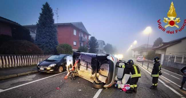 vigili del fuoco auto ribaltata