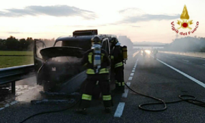 vigili del fuoco furgone in fiamme