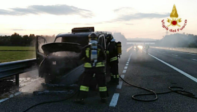 vigili del fuoco furgone in fiamme