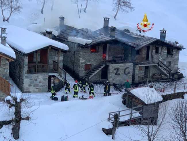 vigili del fuoco incendio baite neve