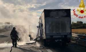 vigili del fuoco incendio camion