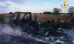 vigili del fuoco incendio camper