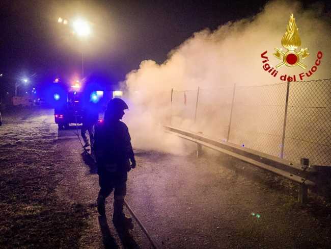 vigili del fuoco incendio cassonetti