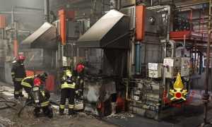 vigili del fuoco incendio fabbrica