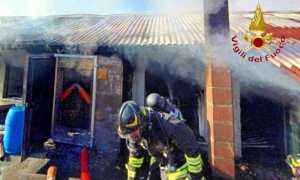 vigili del fuoco incendio magazzino