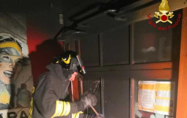 vigili del fuoco incendio pub scopello