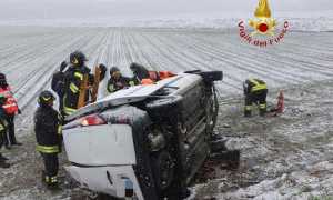 vigili del fuoco incidente auto fuori strada
