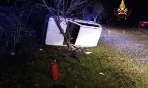 vigili del fuoco incidente auto notte capottata