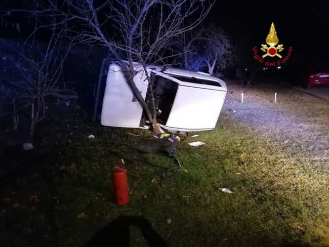 vigili del fuoco incidente auto notte capottata