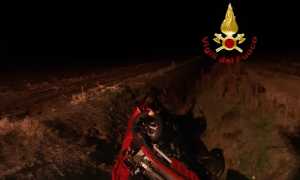 vigili del fuoco incidente auto ribaltata