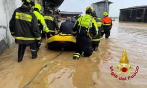 vigili del fuoco salvano due anziani esondazione