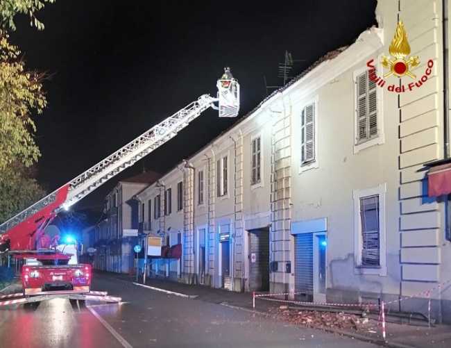 vigili del fuoco vercelli tegole in strada