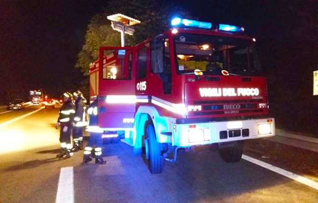 vigili fuoco superstrada notte