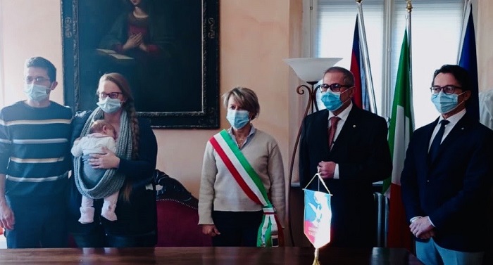 Borgosesia e Lyons Club aiutano una giovane famiglia