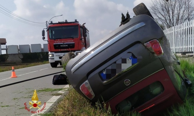 Auto si ribalta a Bianzè: salvo il conducente