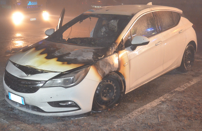 Auto a fuoco dopo l'incidente in A4