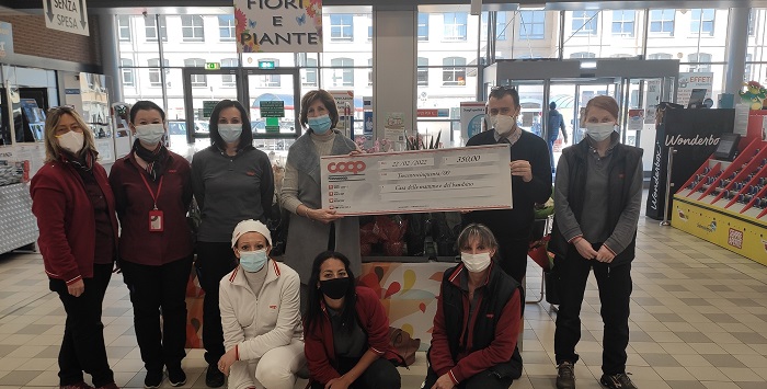 IperCoop Borgosesia: dai dipendenti donazione alla Casa della mamma e del bambino