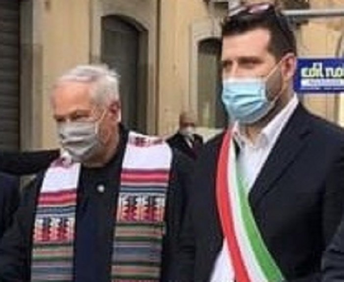 Borgosesia: cittadinanza onoraria a don Ezio Caretti